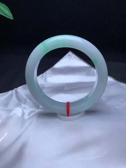 620264，57.5飘绿手镯 ，底子细腻干净，飘绿花，清爽秀气 商品图3