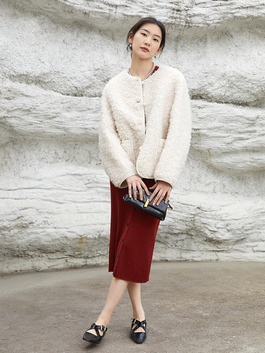 2025 冬季新款温柔米白色圆领毛绒外套 小香风单排扣口袋设计保暖短款仿皮草上衣 商品图1