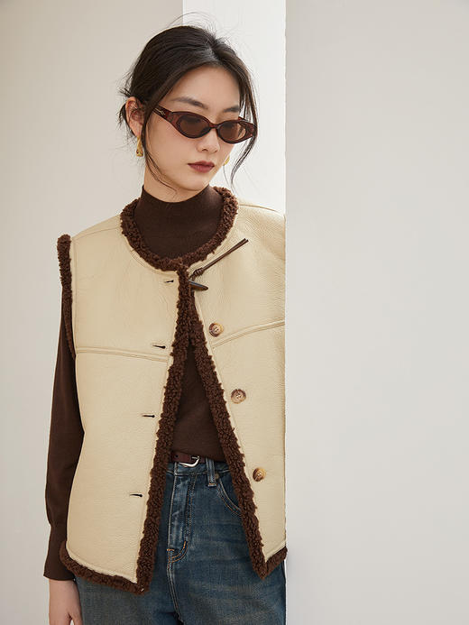 浅米色仿皮拼接深棕羊羔毛无袖马甲 圆领单排扣双口袋宽松休闲秋冬保暖叠穿复古背心 商品图0
