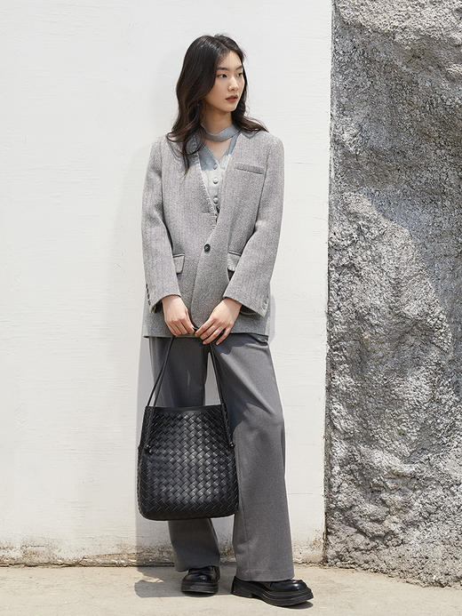 2025 秋冬浅灰人字纹毛呢西装外套女 明线装饰宽松休闲单排扣西服 设计感小众通勤百搭复古质感上衣 商品图1