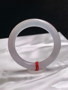 620266，53圈口，冰淡紫圆条美人条，很淡的粉紫色，种老水足，有荧光感，冰润透手