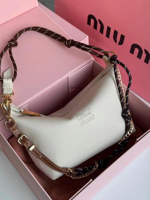 D061833饭盒包 gabardine面料刺绣同色LOGO标志休闲包 商品图3