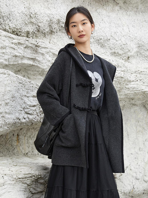 2025 秋冬深灰色连帽牛角扣毛呢大衣女 撞色包边宽松中长款休闲学院风保暖呢子外套 商品图0