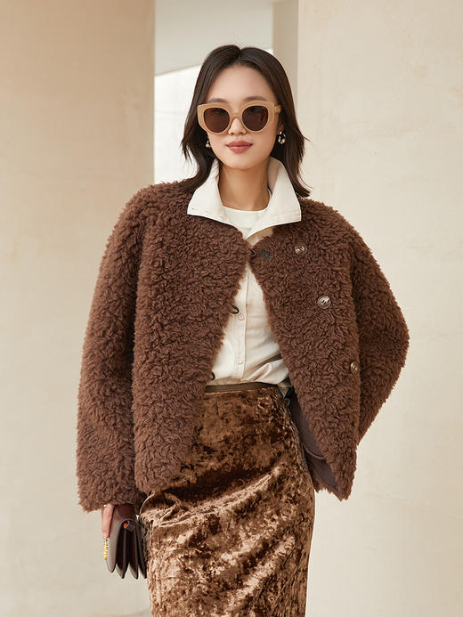 轻熟氛围感叠穿 暖棕色毛绒肌理圆领短外套 单排扣宽松显瘦羊羔毛皮草 商品图0