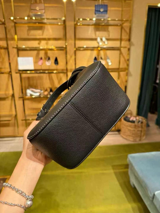 ¥1200🇺🇸Tory Burch 新款🔥TB Thea菜篮子包，大小刚好，可以收纳三折小伞，小水杯，皮质手感柔软 商品图3