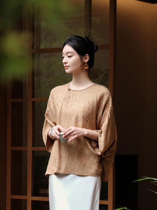 盛唐婧 |圆领团花丝麻提花宽袖上衣-古铜色 商品图0