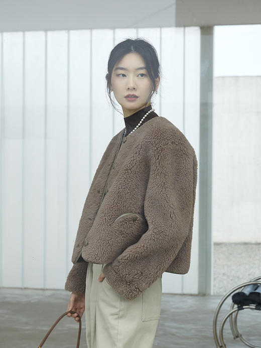 卡其色羊羔毛短款外套 复古风圆领单排扣皮毛一体上衣 冬季保暖显瘦百搭女式毛绒夹克 商品图0