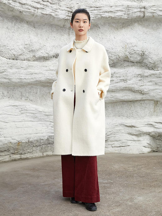 米白色双排扣羊毛长款大衣，复古翻领 + 简约剪裁 + 软糯质感，承包你冬日通勤与出街的高级气质与保暖双在线穿搭 商品图1