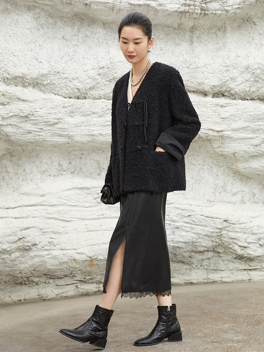 黑色盘扣 V 领毛绒外套 秋冬复古拼接袖口宽松显瘦长袖上衣 商品图1