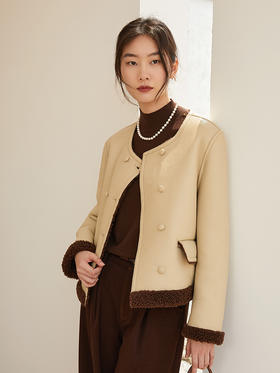 米白色撞色羊羔毛皮毛一体短外套 复古风圆领双排扣口袋夹克 冬季保暖显瘦高级感女式上衣