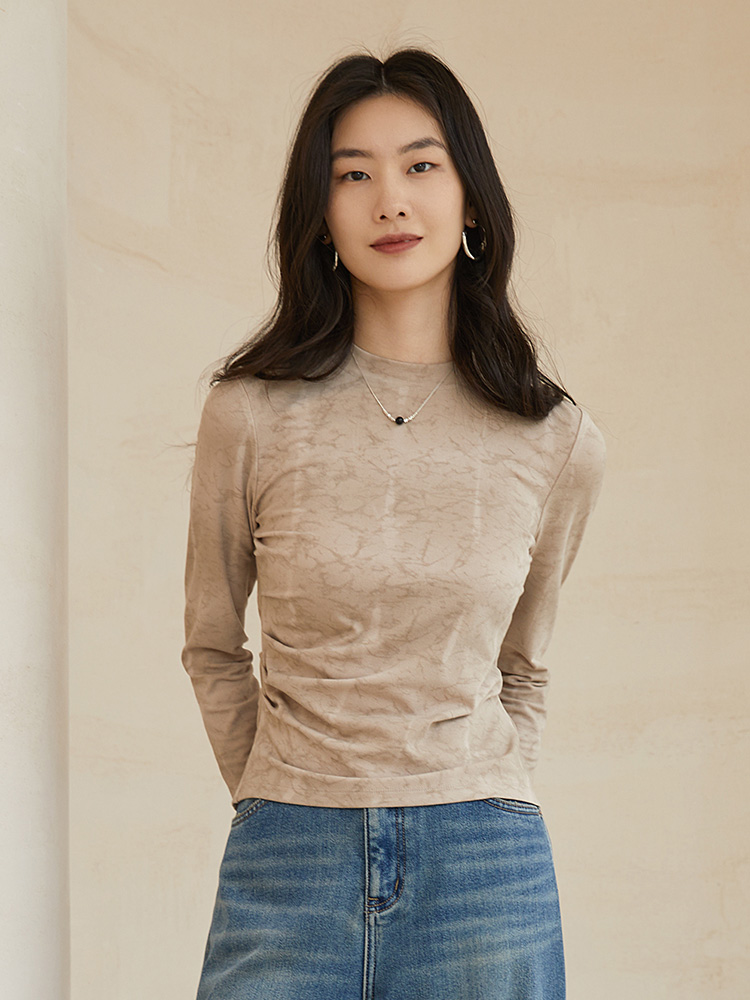 烟灰色扎染抽褶长袖上衣，圆领设计 + 修身版型 + 软糯质感，解锁冬日叠穿的个性潮流与通勤气质穿搭