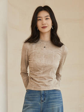 烟灰色扎染抽褶长袖上衣，圆领设计 + 修身版型 + 软糯质感，解锁冬日叠穿的个性潮流与通勤气质穿搭