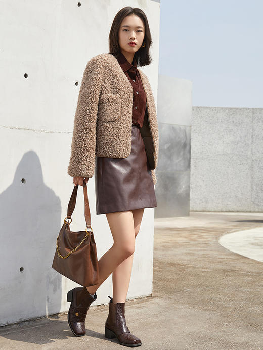 2025 秋冬卡其棕羊羔毛拉链短外套女 宽松休闲毛绒质感 V 领双口袋保暖小个子短款上衣 商品图1