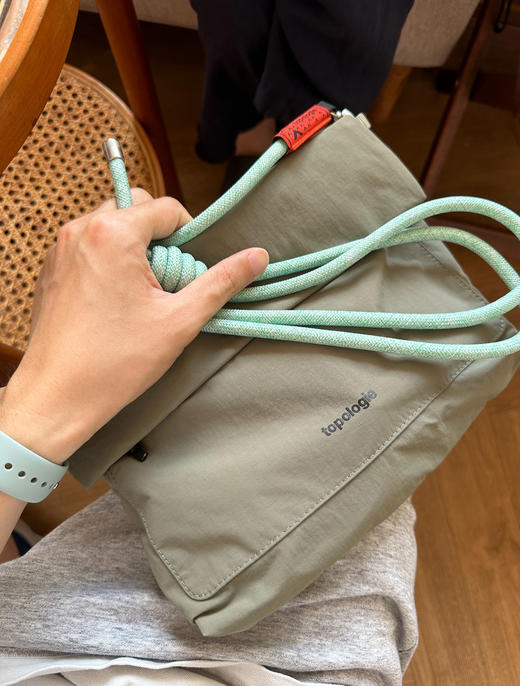 opologie 全新多功能折叠斜挎包⚠️咱们赠送一条肩带的哈！官网包和包袋分开卖的！！一条肩带258起！！呀！！! 冲鸭！！! 这个肯定要自留！！! 商品图5