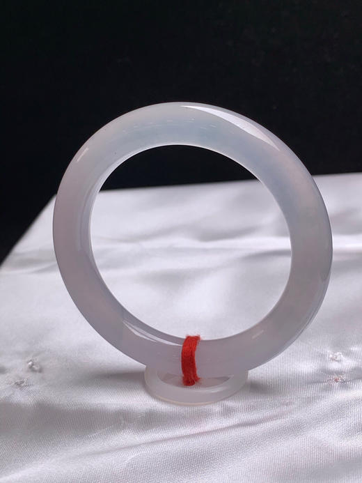 620266，53圈口，冰淡紫圆条美人条，很淡的粉紫色，种老水足，有荧光感，冰润透手 商品图2