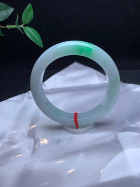 620264，57.5飘绿手镯 ，底子细腻干净，飘绿花，清爽秀气