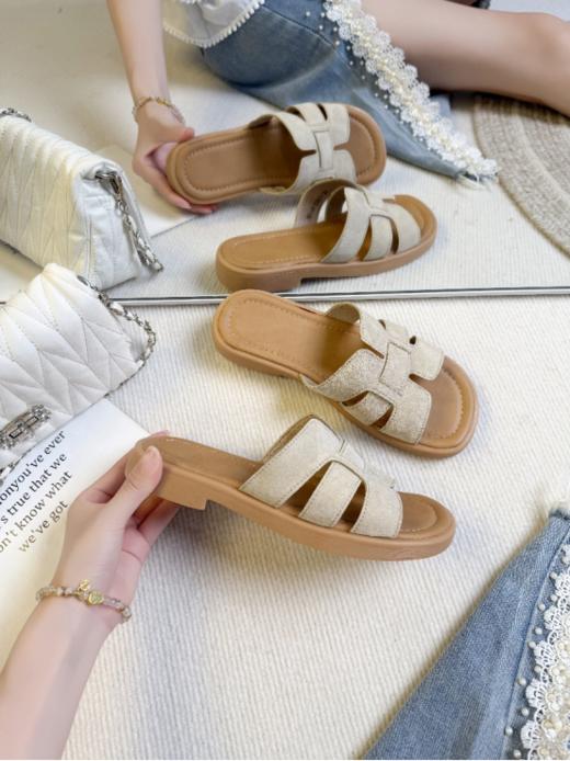 宝子们！【夏日度假风舒软编织一字拖鞋2521】，只要 💰59 就能拿下，性价比直接拉满💥！ 专柜价：💰 590 旗舰店 ：💰 385 今日秒杀价：💰59 商品图4