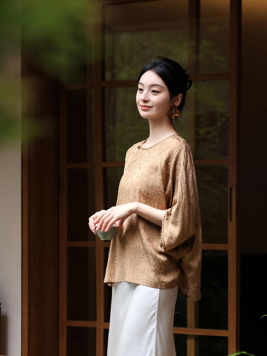 盛唐婧 |圆领团花丝麻提花宽袖上衣-古铜色 商品图2