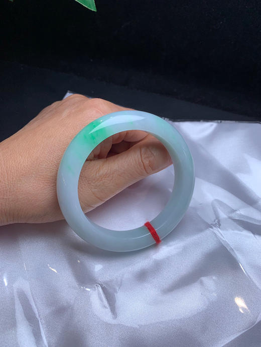 620264，57.5飘绿手镯 ，底子细腻干净，飘绿花，清爽秀气 商品图5