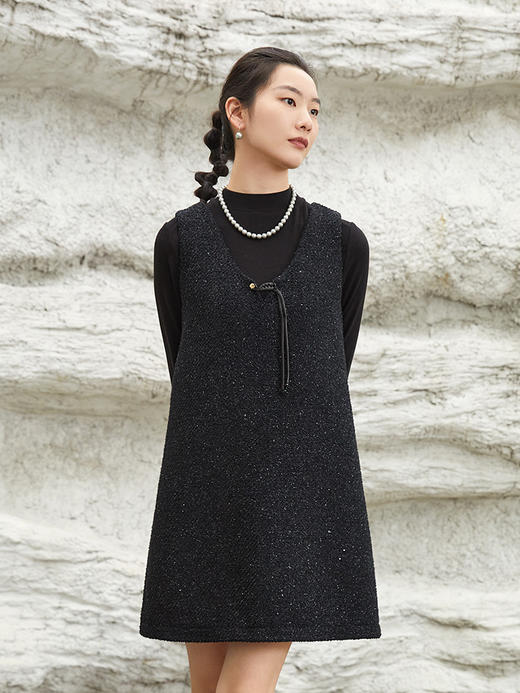 黑色字母印花长袖 T 恤女 秋冬季简约百搭拼接袖口圆领内搭打底上衣 商品图0