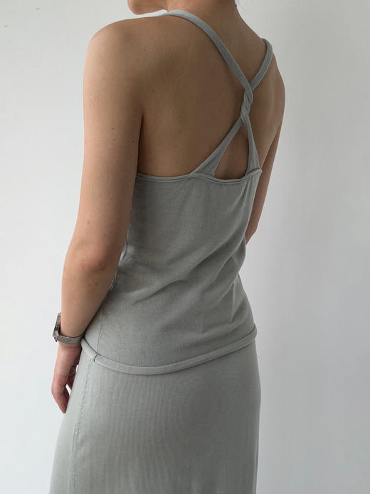 ZAANLI｜ZNSS25014 三醋酸露背纽结针织背心 [ 豆绿 / 米灰 ] 商品图10