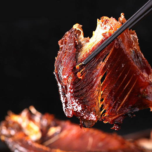 【舌尖上的美味❗香辣手撕酱板鱼】甄选品质原料制作，优选洞庭湖区鲜鱼制作，肉质紧实，饱满弹牙，香辣入股越吃越上瘾，酱板鱼零食整条真空袋装熟食小吃L 商品图3