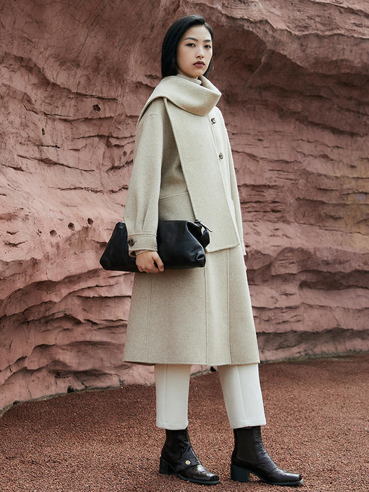 燕麦色无领羊毛长款大衣，复古木质扣 + 双口袋设计 + 廓形剪裁，承包你冬日通勤与出街的温柔气质与保暖刚需 商品图1