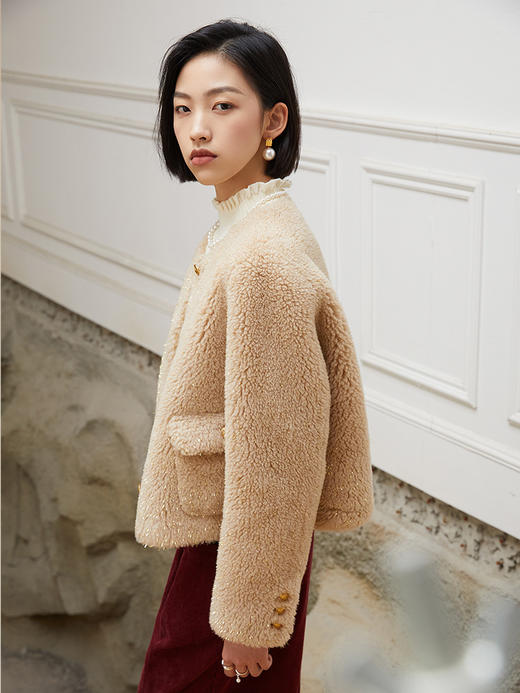 奶杏色小香风颗粒绒短外套，金属扣设计 + 双口袋 + 软糯毛绒质感，解锁冬日出街与约会的甜飒气质与保暖刚需 商品图0