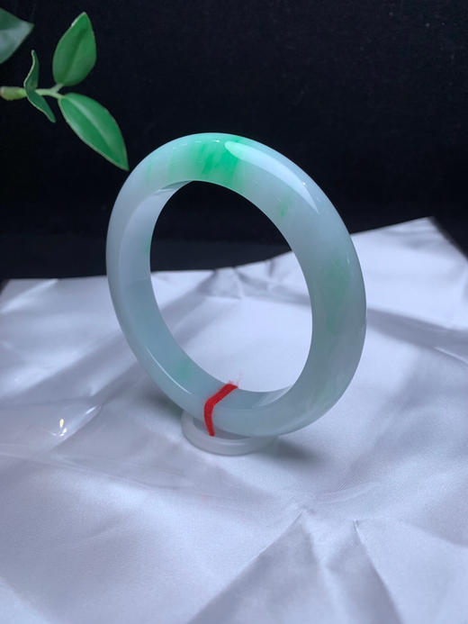 620264，57.5飘绿手镯 ，底子细腻干净，飘绿花，清爽秀气 商品图1