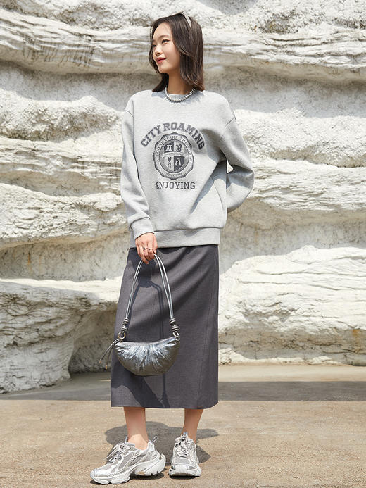 花灰色圆领宽松卫衣 复古徽章字母印花落肩袖休闲显瘦秋冬通勤日常百搭套头上衣 商品图1