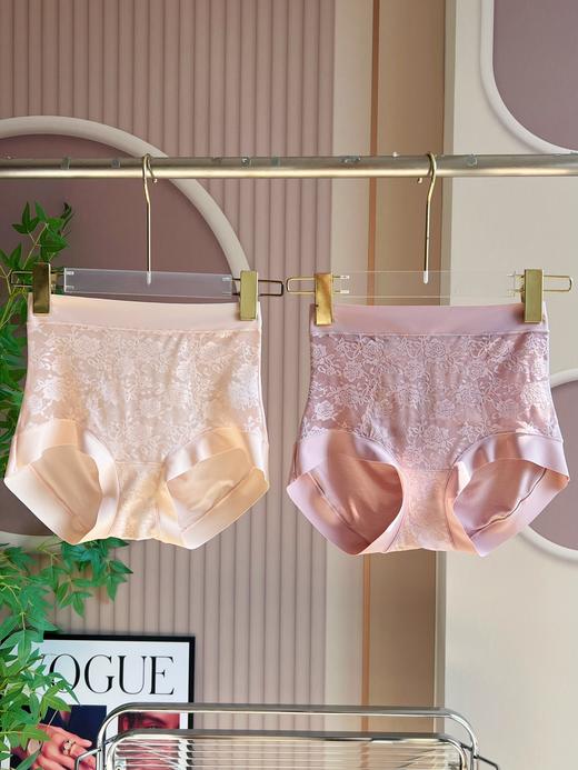 点此购买 爱慕家女士蔷薇花蕾丝中高腰护宫内裤 艾 321660 商品图0