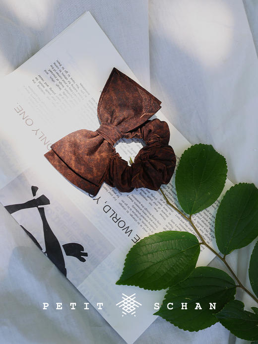 999积分兑换 PETIT SCHAN小闪 暮云归 人丝真丝提花香云纱蝴蝶结弹力发绳 商品图2