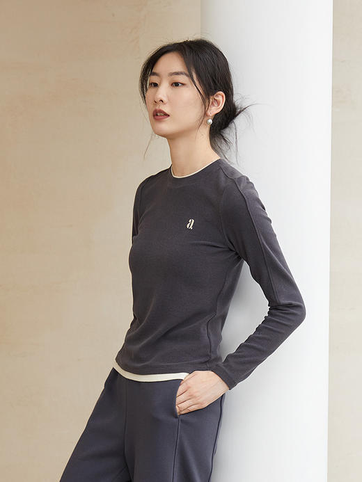 米色假两件长袖 T 恤女 撞色领口下摆 字母刺绣 秋季简约内搭打底上衣 商品图0