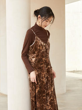 深棕系秋冬叠穿两件套 半高领修身打底衫 + 复古晕染丝绒吊带长裙 气质通勤约会显瘦套装