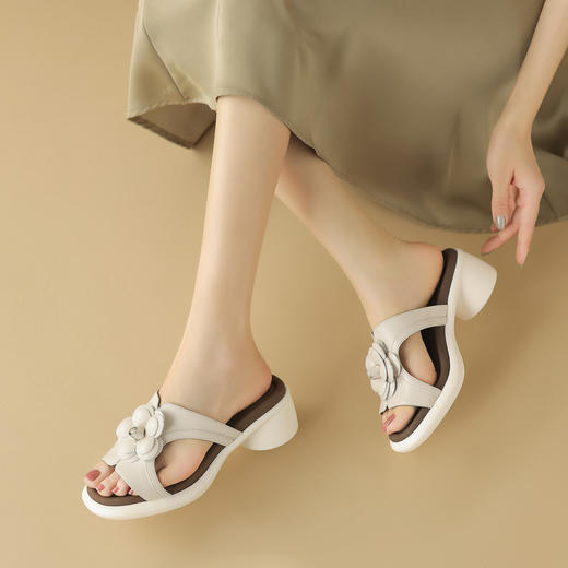 【预售5天】超轻柔软舒适厚底外穿拖鞋，粗高跟圆头露趾真皮花朵凉鞋NDXC&7112 商品图1