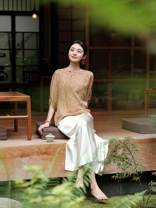 盛唐婧 |圆领团花丝麻提花宽袖上衣-古铜色 商品图3