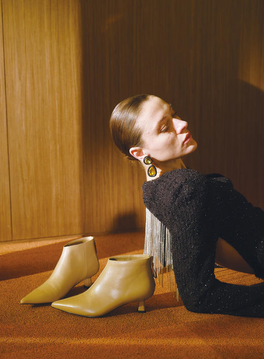 westory秋冬季复古小跟尖头女单靴马丁靴显脚小及脚踝W23DS83211 商品图1