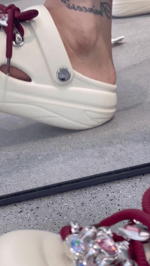 好穿又百搭❗️超轻便！【踩屎感一脚蹬洞洞鞋】进口EVA发泡材质，单只鞋比手机还轻~舒服到不想脱~4.5cm隐形增高，小个子秒变大长腿！2款可选 商品图5