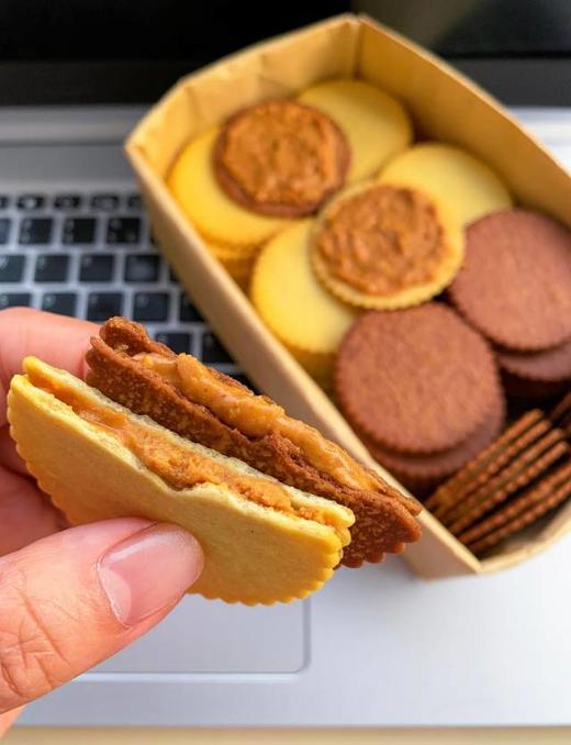 谁发明的「甜原柿吉 薯片花生酱夹心饼干」新口味来袭🤭巧克力➕花生酱 简直香爆我😭1.5mm薄的薯香小饼🍪明星同款 咸香酥脆！酥酥薄脆夹着厚厚的花生酱 商品图1