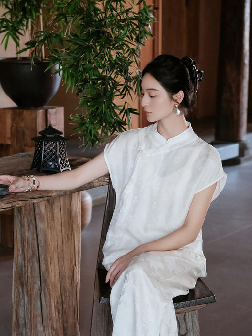 盛唐婧| 新中式小立领落肩蝴蝶盘扣短上衣-白色 商品图2