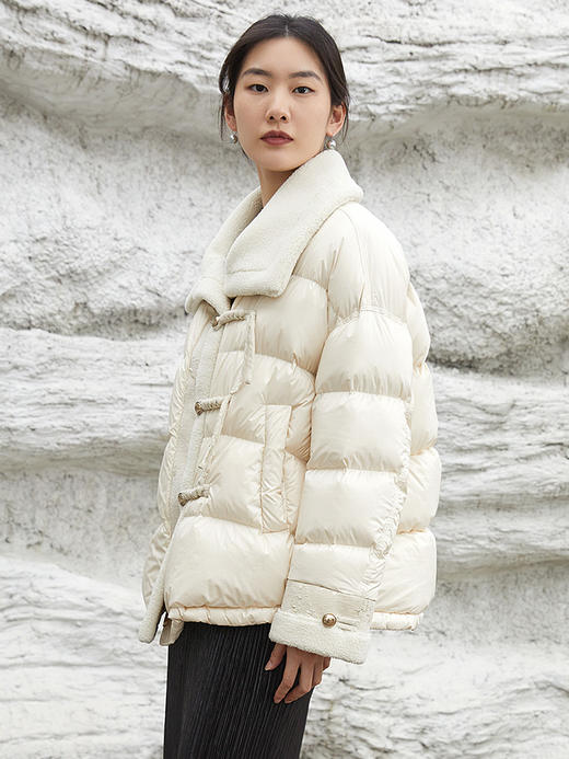 奶白色拼接羊羔毛翻领羽绒服 盘扣抽绳装饰绗缝宽松廓形保暖显瘦秋冬温柔国风气质通勤外套 商品图1
