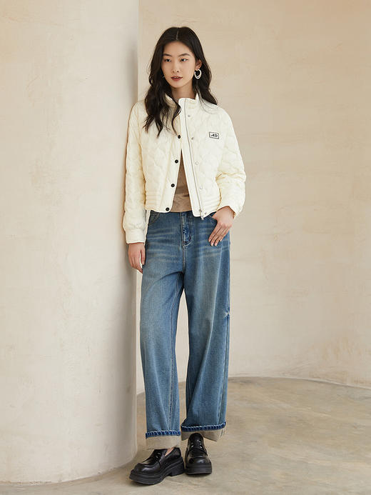 米白色立领绗缝短款棉服，品牌标设计 + 金属扣装饰 + 宽松版型，解锁冬日出街的甜酷气质与保暖刚需穿搭 商品图1