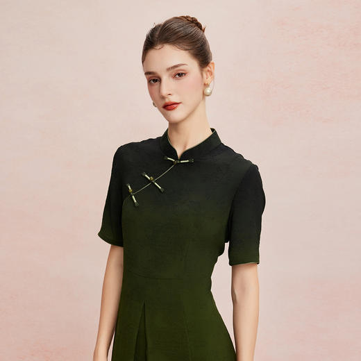 QF8E3斯尔丽25新款新中式改良旗袍金丝盘扣传统渐变晕染工艺写意连衣裙 商品图4