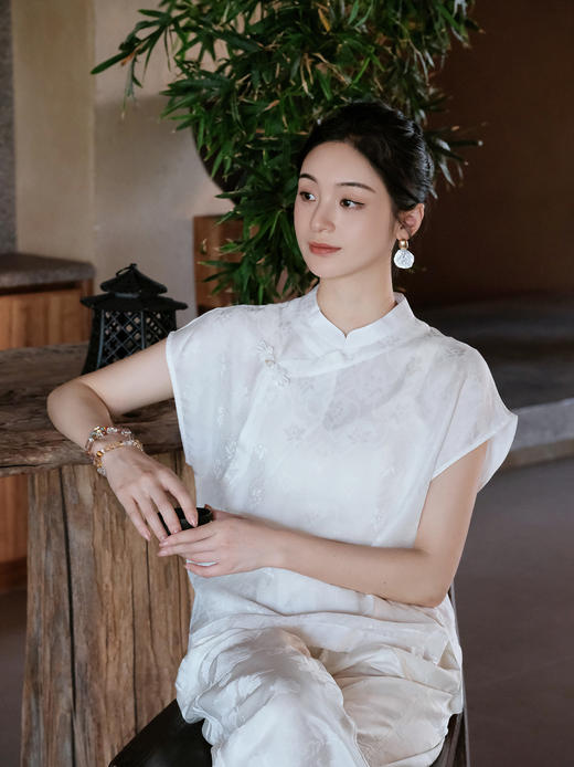 盛唐婧| 新中式小立领落肩蝴蝶盘扣短上衣-白色 商品图3