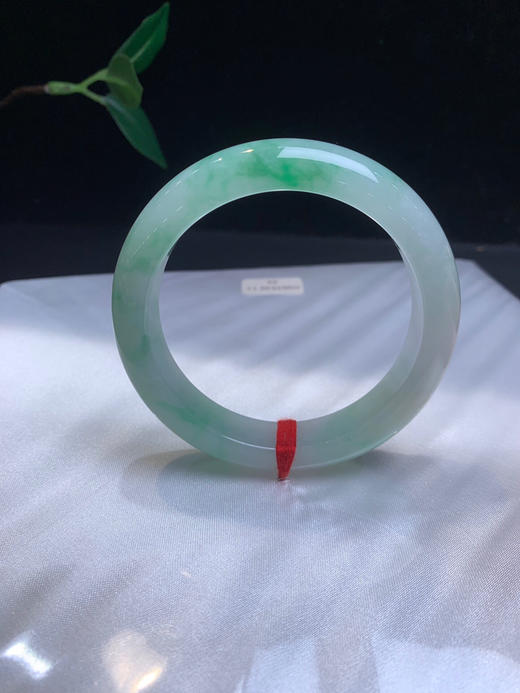 620271，55飘绿手镯，整体飘清新绿花，清爽秀气，局部有点黄翡 商品图0