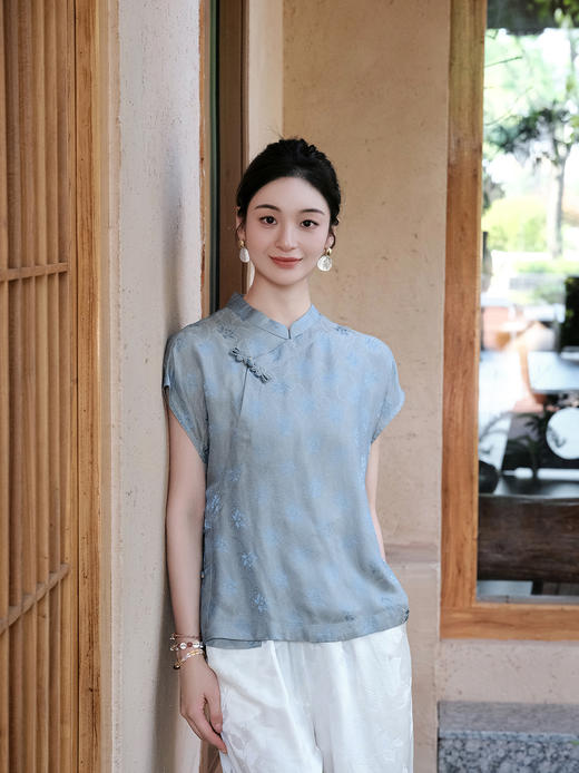 盛唐婧| 新中式小立领落肩蝴蝶盘扣短上衣-蓝色 商品图3