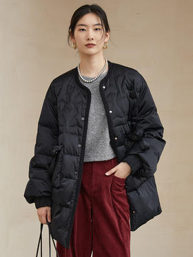 黑色爱心绗缝中长款羽绒服，多口袋设计 + 针织袖口 + 宽松版型，承包你深冬抗寒的时尚与保暖双在线穿搭