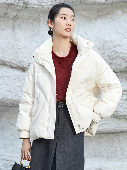 轻熟氛围感冬季保暖 奶杏色肌理绗缝立领羽绒服 宽松版型休闲短款外套 商品图1