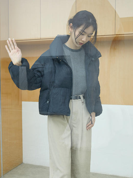 黑色高领短款羽绒服 宽松面包服版型 侧边拉链设计秋冬保暖休闲通勤外套 商品图0