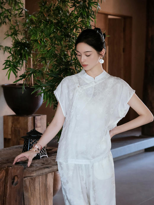 盛唐婧| 新中式小立领落肩蝴蝶盘扣短上衣-白色 商品图1